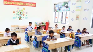 꽝찌성 단화 면에 위치한 K Ai 위성 캠퍼스에서 수업 중인 학생들. 학생들의 전원 등교가 이루어질 수 있었던 것은 교사들과 국경수비대, 그리고 지역 당국의 꾸준하고 조용한 노력에 따른 것으로 풀이된다. (사진: VNA)