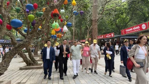 프로그램에 참가한 대표단 (사진: VNA)