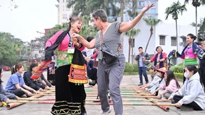 지난 2월 베트남 민족학 박물관에서 베트남 대나무 춤을 체험하는 외국인 방문객들. (출처: VME)