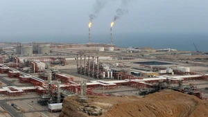 이란 아살루예에 위치한 가스 추출 공장. (사진: 알 마야딘 영어판)