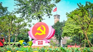 제14차 전국당대회를 환영하며 밝게 빛나는 수도 하노이. (사진: 바오 롱)