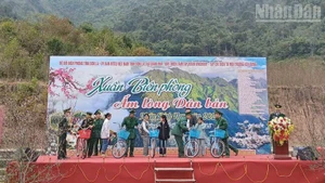 형편이 어려운 학생들에게 자전거를 전달하는 모습.