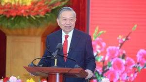 또 럼 당 서기장이 모임에서 연설을 하며 당 중앙위원회 사무국의 간부, 공무원 및 직원들에게 설날 인사를 전하고 있다. (사진: 당 코아)