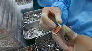 후에시 투하산업단지에 위치한 SANYOU VIETNAM 전자장비유한책임회사에서 전자 부품을 생산하는 모습. (사진: VNA)