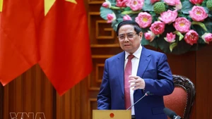 에너지 대책회의에서 발언하는 팜 민 찐 총리. (사진: VNA)