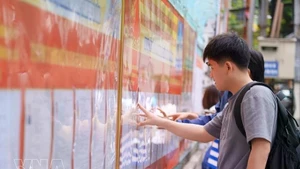 다낭대학교 학생들이 대학에 게시된 후보자 명단을 살펴보고 있다. (사진: 베트남통신사)