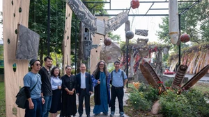 항공기 잔해와 폭탄 파편이 전쟁과 평화의 상징으로 변모한 모습이 하노이 박물관에서 전시되고 있다. (사진: 하노이 박물관)