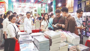 2026년 호찌민시에서 열린 설날 도서 거리 축제가 많은 젊은 독자들의 발길을 끌고 있다. (사진: 투이 빈)