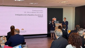 응오 민 응우옛 주아르헨티나 베트남 대사가 행사에서 연설하고 있다. (사진: VNA)