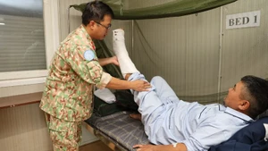 쩐득따이 박사가 수술 후 환자를 진료하고 있다. (사진: 띠엔푹)