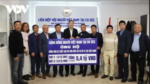 체코 베트남협회 연합회가 베트남 조국전선 중앙위원회 대표에게 54억 동을 전달하고 있다. (사진: vov.vn)