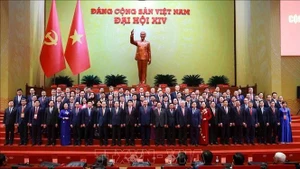 당 및 국가 지도부가 제14차 전국당대회에 참석한 정부 당조직 대표단과 함께 단체 사진을 촬영하고 있다. (사진: VNA)