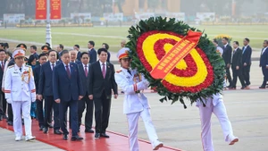제14차 전국당대회 대표단이 19일 하노이 호찌민 주석 묘소를 찾아 헌화하며 참배하고 있다. (사진: VGP)