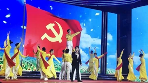 문화와 예술이 정치, 사회, 기념 활동 및 행사에 점점 더 적극적으로 참여하고 있다. (사진: QUANG HUNG)