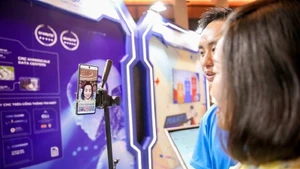 C-Health 제품 기능을 체험하는 사람들.