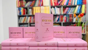 호찌민전집은 약 3,300편의 작품을 담은 15권으로 구성되어 있다.