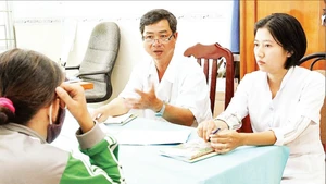 의사들은 HIV 감염인과 함께 생활하는 가정과 지역사회에서의 전파를 예방하기 위한 실천 방법에 대해 지침을 제공하고 있다.