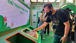 '분리배출 쓰레기 챌린지'에 참여하는 소비자들.