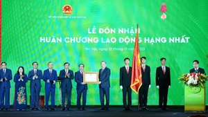 또 럼 당 서기장이 농업환경부에 1급 노동훈장을 수여하고 있다.