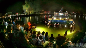 수상 인형극 공연이 지역 축제에서 관객들의 시선을 사로잡았다.