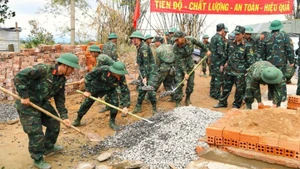 제5군구 소속 병사들이 중부 닥락성에서 홍수 피해를 입은 주민들의 주택을 재건하기 위해 힘을 모으고 있다. (사진: 반 비엔)