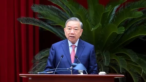 또 럼 당 서기장이 22일 제13기 당 중앙위원회 제15차 회의에서 발언하고 있다. (사진: NDO)