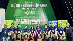 2025 그린 스타트업 프로젝트 경진대회 수상자들이 시상식에서 단체 사진을 촬영하고 있다. (사진: VOV)