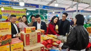 박람회를 찾은 방문객들