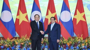 팜 민 찐 베트남 총리(오른쪽)와 소넥사이 시판돈 라오스 총리. (사진: TRAN HAI)