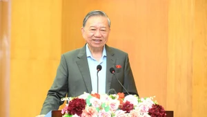 또 럼 당 서기장이 15일 하노이 11개 동의 유권자들과의 회의에서 발언하고 있다. (사진: NDO)