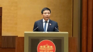 응우옌 반 탕 재무장관이 국회 제10차 회의에서 발언하고 있다. (사진: quochoi.vn)