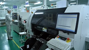 기술 노동자들이 생산 라인을 운영하고 있다. (사진: nhandan.vn).