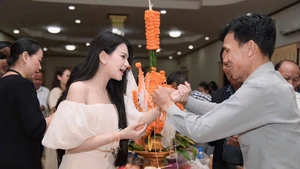 안 투 안이 라오스 전통 손목 묶기 의식에 참석하고 있다. (사진: 아티스트 제공)