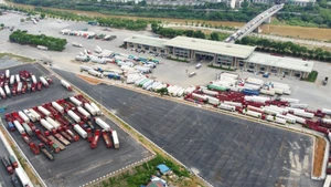 김탄 국제도로 국경관문 2호(라오까이)를 통해 수출을 기다리는 제품들.