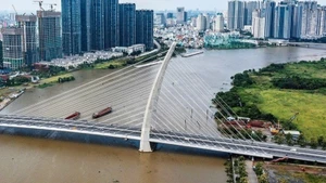 2025년 첫 10개월 동안 토지 자원에서 발생한 예산 수입이 전년 동기 대비 353% 증가했다. (사진: QUANG QUY)