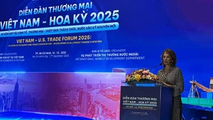 베트남 주재 미국상공회의소 대표가 포럼에서 연설하고 있다.
