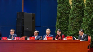 당 및 국가 지도자들이 토론 세션에서 대표단과 함께 단체 사진을 촬영하고 있다. (사진: 당 코아)