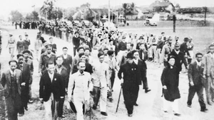 하노이 시민들이 1946년 1월 5일, 호치민 주석과 국회 의원 후보자들을 환영하고 있다. (사진: 호치민 박물관)