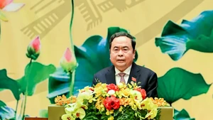 행사에서 연설하는 쩐탄먼 국회의장. (사진: NDO)