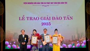 (왼쪽부터) 레 띠엔 토 INREC 소장이 인민예술가 호 응옥 짜인, 쭝 히에우, 레 응옥에게 우수 예술경영자상을 수여하고 있다. (사진: hanoimoi.vn)