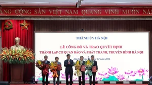 하노이 당 위원회 응우옌 주이 응옥 서기(가운데)와 하노이 언론·라디오텔레비전국 신임 이사진. (사진: VNA)