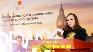 응우옌 비엣 찌에우 유럽 베트남 여성연합회 회장이 3일 열린 '런던 아오자이 패션위크 2026' 관련 기자회견에서 발언하고 있다. (사진: 조직위원회)