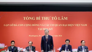 또럼 당 서기장이 회의에서 연설하고 있다. (사진: VNA)