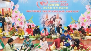 하노이 노동연맹이 주최한 ‘설맞이 상봉 – 봄나눔’ 프로그램에서 노조원들이 ‘반쯩’(베트남 전통 사각 찹쌀떡) 만들기 대회에 참가하고 있다. (사진: 응옥 안)