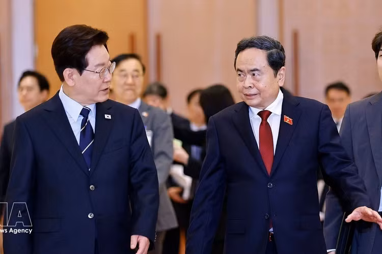 쩐탄만 국회의장(오른쪽)이 이재명 대한민국 대통령과 이야기를 나누고 있다. (사진: VNA)