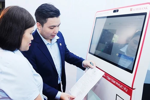 공공행정센터에서 전자문서 복사 및 공증 발급 시스템을 이용하는 주민들. 사진: 남안