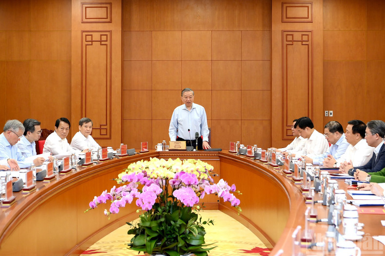 회의에서 발언하는 또 럼 공산당 서기장