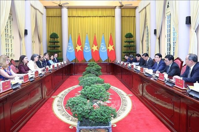 르엉 끄엉 베트남 국가주석이 하노이에서 폴린 타메시스 유엔(UN) 베트남 상주조정관 및 유엔 산하 기관장들을 접견하고 있다. (사진: VNA)