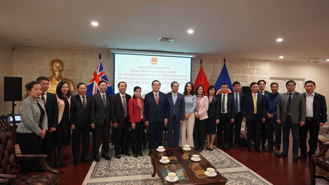 응우옌 쫑 응이아 베트남 공산당 중앙위원회 정치국 위원, 중앙위원회 서기, 중앙위원회 선전교육위원회 위원장(왼쪽에서 여덟 번째)이 캔버라 주재 베트남 대사관 직원들과 기념촬영을 하고 있다. (사진: VNA)