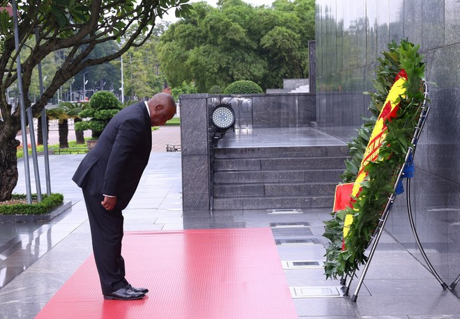 마타멜라 시릴 라마포사 남아프리카공화국 대통령이 23일 호찌민 주석 묘소를 찾아 헌화하고 있다. (사진: VNA)